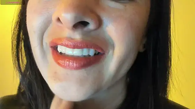 Snapshot of queen_fetish chatting on 10-23-25, 10:25 queen fetish online show from 10-23-25, 10:25