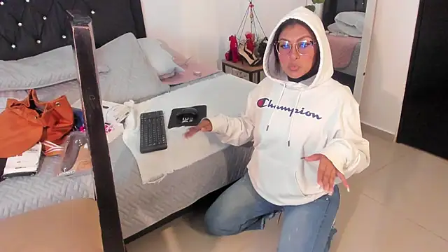 Snapshot of evelynjohnsoon chatting on 03-06-25, 12:30 evelynjohnsoon online show from 03-06-25, 12:30