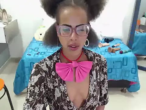 Snapshot of CanellaHotx chatting on 03-18-25, 11:20 CanellaHotx online show from 03-18-25, 11:20