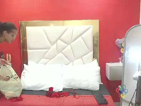 Snapshot of CanellaHotx chatting on 10-02-25, 01:40 CanellaHotx online show from 10-02-25, 01:40