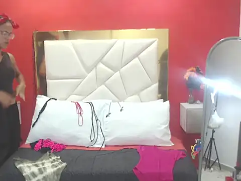 Snapshot of CanellaHotx chatting on 10-14-25, 03:02 CanellaHotx online show from 10-14-25, 03:02