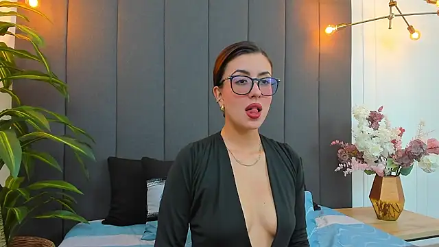 Snapshot of EmaSaenz chatting on 02-07-25, 11:03 EmaSaenz online show from 02-07-25, 11:03