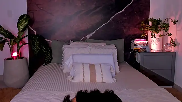 Snapshot of EmaSaenz chatting on 09-16-25, 09:05 EmaSaenz online show from 09-16-25, 09:05