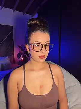 Snapshot of EmaSaenz chatting on 10-22-25, 09:47 EmaSaenz online show from 10-22-25, 09:47