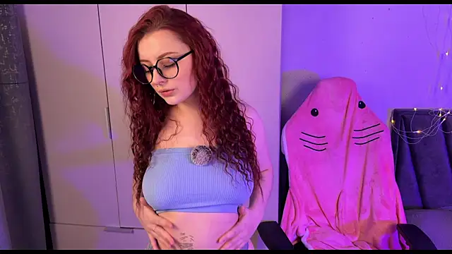 Snapshot of RozieRose chatting on 10-17-25, 04:26 RozieRose online show from 10-17-25, 04:26