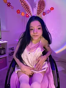 MiniSophiaa online show from 04-04-26, 08:23