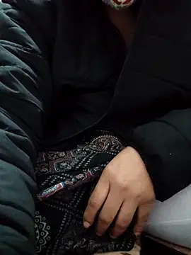 Snapshot of Aaradhya chatting on 12-14-25, 03:45 Aaradhya online show from 12-14-25, 03:45