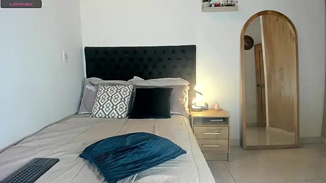 Snapshot of samanth_bell chatting on 11-07-25, 02:55 samanth bell online show from 11-07-25, 02:55