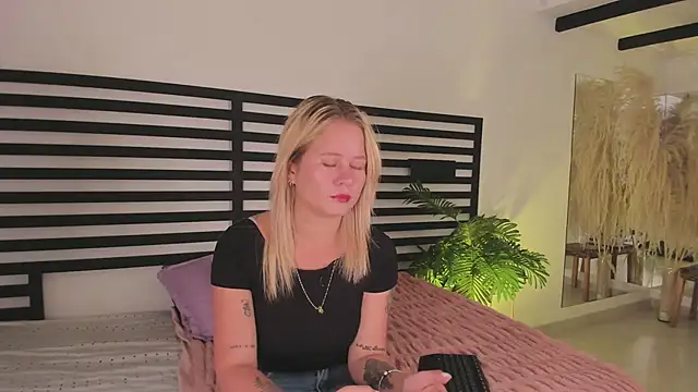 stefanny ruiz  online show from 01-09-25, 12:41