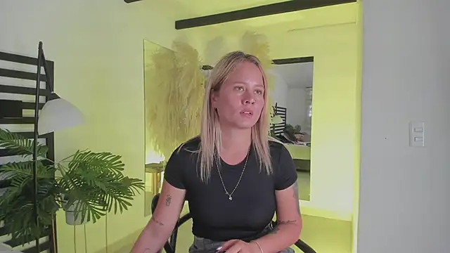 stefanny ruiz  online show from 01-10-25, 03:37