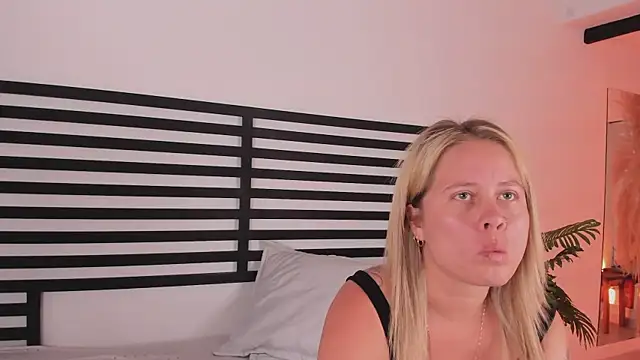 stefanny ruiz  online show from 01-25-25, 03:20