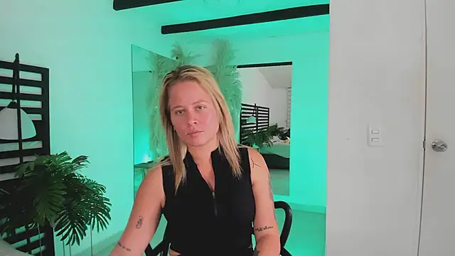 stefanny ruiz  online show from 01-28-25, 03:25