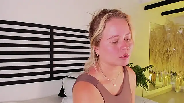 stefanny ruiz  online show from 02-02-25, 05:37