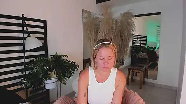 stefanny ruiz  online show from 02-14-25, 03:58