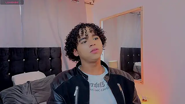 Snapshot of Noah_Smith04 chatting on 01-09-26, 02:09 Noah Smith04 online show from 01-09-26, 02:09