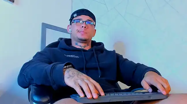 NoahhBrown online show from 02-12-25, 06:19