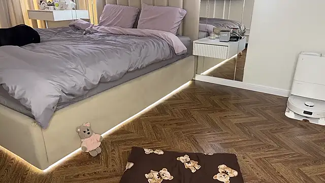 Elsa Ice online show from 10-13-25, 08:47