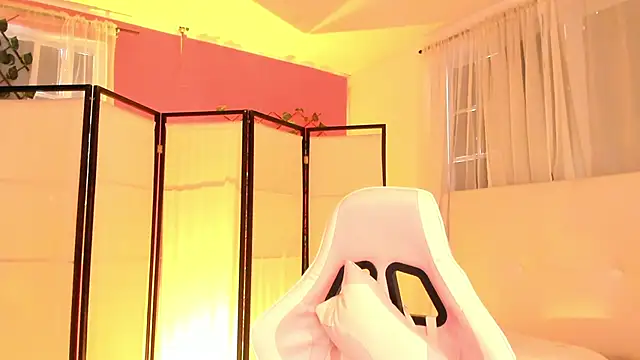 Snapshot of your_khloe chatting on 10-23-25, 01:10 your khloe online show from 10-23-25, 01:10