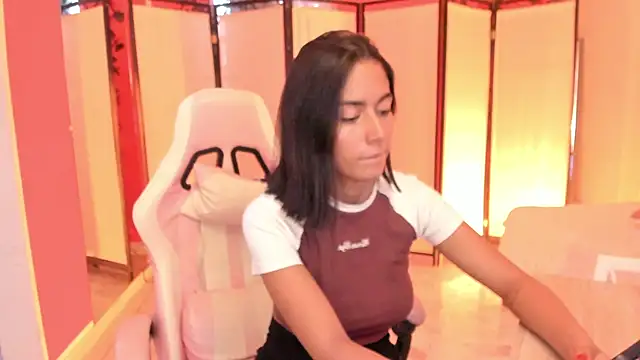 Snapshot of your_khloe chatting on 11-18-25, 03:49 your khloe online show from 11-18-25, 03:49