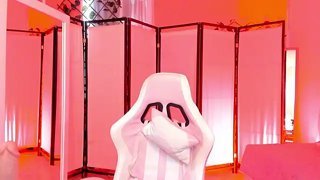 Snapshot of your_khloe chatting on 12-19-25, 02:35 your khloe online show from 12-19-25, 02:35