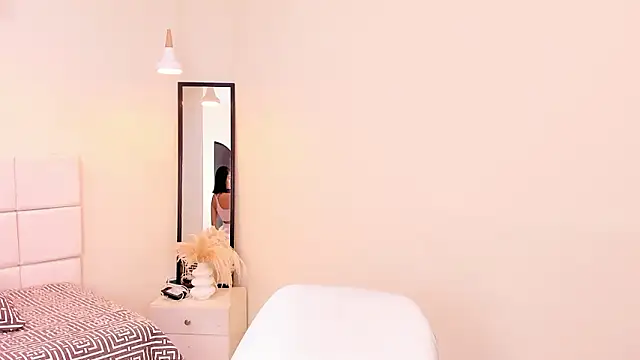 Snapshot of your_khloe chatting on 02-04-26, 02:23 your khloe online show from 02-04-26, 02:23