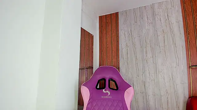 Snapshot of Alika01 chatting on 10-04-25, 01:42 Alika01 online show from 10-04-25, 01:42