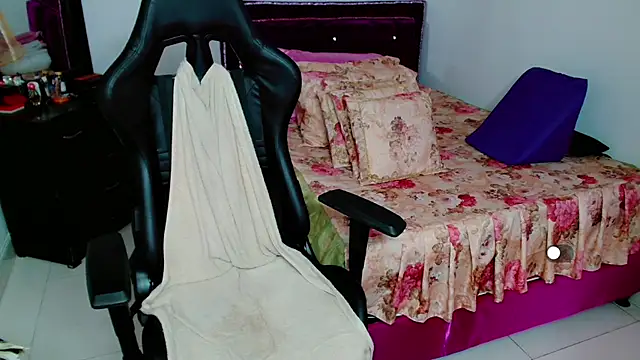 Snapshot of Lily_Benet1 chatting on 02-23-25, 08:33 Lily Benet1 online show from 02-23-25, 08:33