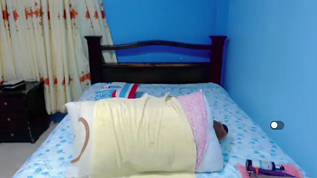 Snapshot of Lily_Benet1 chatting on 10-05-25, 10:18 Lily Benet1 online show from 10-05-25, 10:18