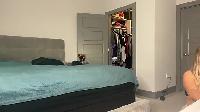 Snapshot of ElenaErickson chatting on 12-19-24, 12:02 ElenaErickson online show from 12-19-24, 12:02