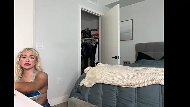 Snapshot of ElenaErickson chatting on 10-27-25, 07:51 ElenaErickson online show from 10-27-25, 07:51