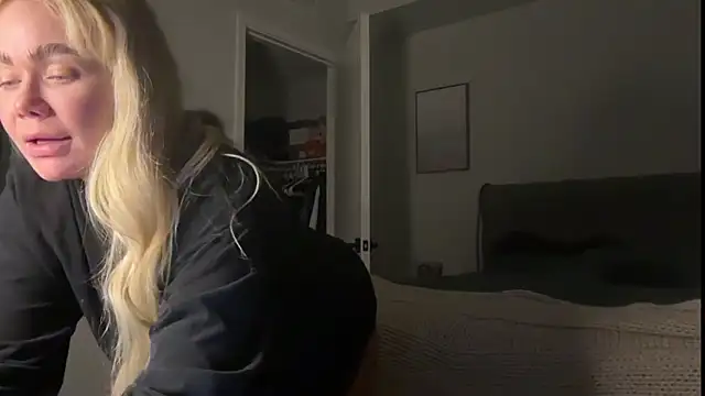 Snapshot of ElenaErickson chatting on 11-12-25, 04:35 ElenaErickson online show from 11-12-25, 04:35