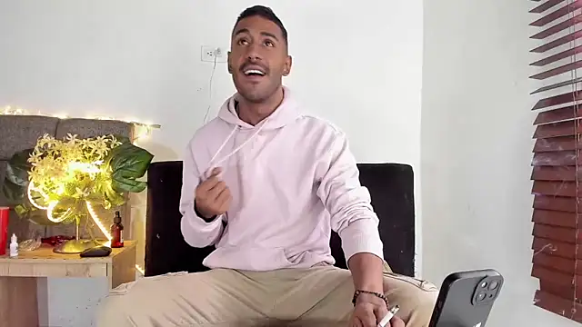 Snapshot of tom_colinn chatting on 09-30-25, 04:56 tom colinn online show from 09-30-25, 04:56