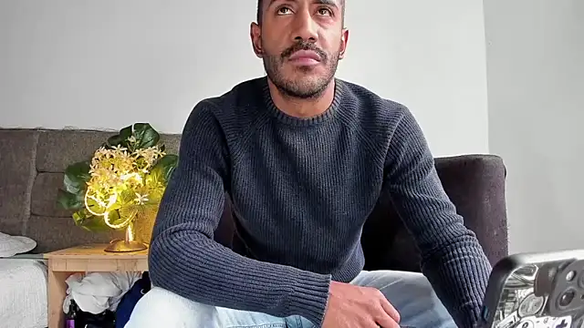 Snapshot of tom_colinn chatting on 10-08-25, 07:00 tom colinn online show from 10-08-25, 07:00