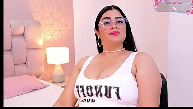 Snapshot of Emilyboobss chatting on 12-21-24, 10:17 Emilyboobss online show from 12-21-24, 10:17