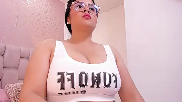 Snapshot of Emilyboobss chatting on 01-18-25, 03:31 Emilyboobss online show from 01-18-25, 03:31