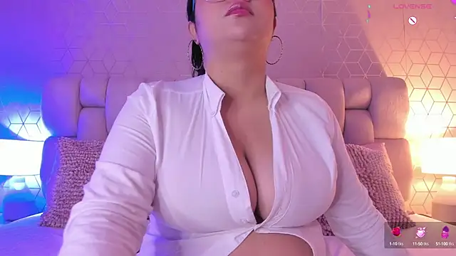 Snapshot of Emilyboobss chatting on 03-11-25, 08:30 Emilyboobss online show from 03-11-25, 08:30