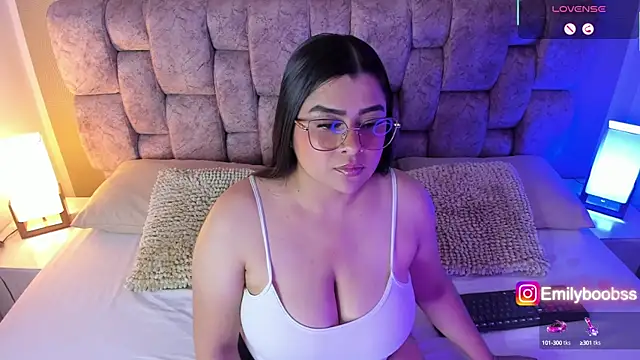 Snapshot of Emilyboobss chatting on 09-20-25, 02:34 Emilyboobss online show from 09-20-25, 02:34