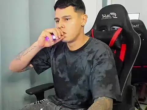 Snapshot of E_Moon chatting on 09-18-25, 02:57 E Moon online show from 09-18-25, 02:57