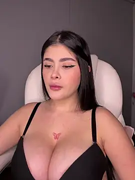 Snapshot of misslollipop04 chatting on 11-15-25, 02:09 misslollipop04 online show from 11-15-25, 02:09