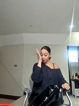 QueenTricks1 online show from 12-19-25, 08:54