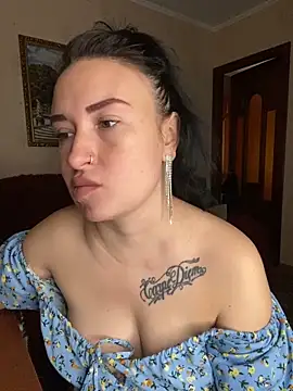 Snapshot of Roxana_Bell chatting on 05-16-26, 10:47 Roxana Bell online show from 05-16-26, 10:47