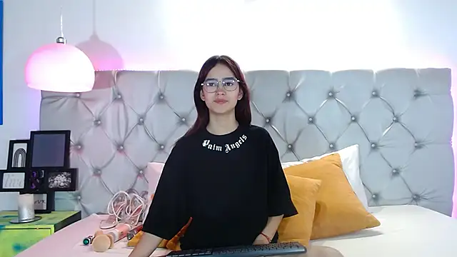 MelodyMansson online show from 02-18-25, 01:55