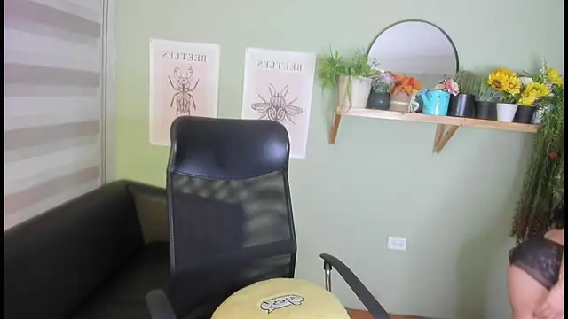 Snapshot of Aliiz_01 chatting on 02-06-25, 10:26 Aliiz 01 online show from 02-06-25, 10:26