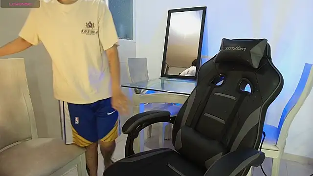 Snapshot of _nickconnor01 chatting on 11-11-25, 03:06 nickconnor01 online show from 11-11-25, 03:06