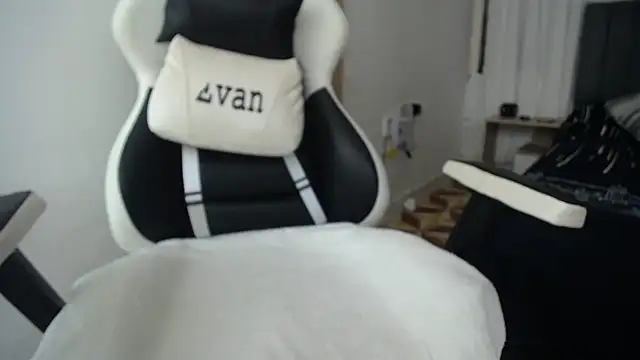 Snapshot of Valerioe chatting on 01-23-25, 02:17 Valerioe online show from 01-23-25, 02:17