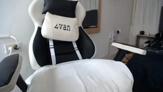 Snapshot of Valerioe chatting on 02-13-25, 04:28 Valerioe online show from 02-13-25, 04:28