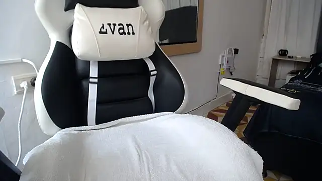 Snapshot of Valerioe chatting on 02-17-25, 02:59 Valerioe online show from 02-17-25, 02:59