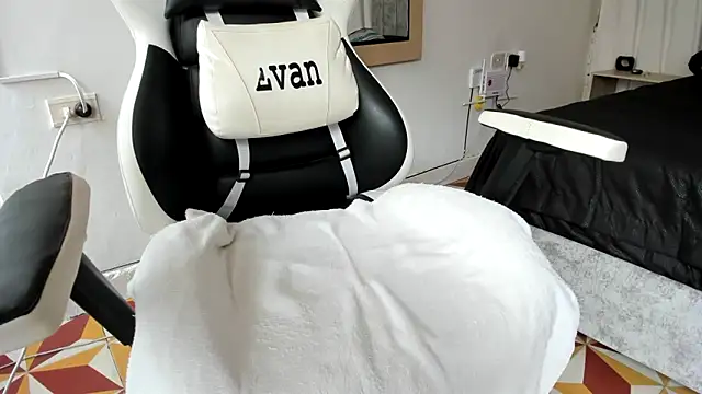 Snapshot of Valerioe chatting on 03-08-25, 12:30 Valerioe online show from 03-08-25, 12:30