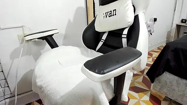 Snapshot of Valerioe chatting on 03-13-25, 11:38 Valerioe online show from 03-13-25, 11:38