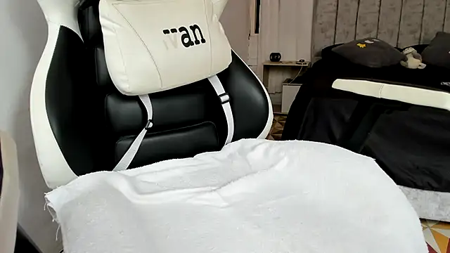 Snapshot of Valerioe chatting on 09-11-25, 01:33 Valerioe online show from 09-11-25, 01:33